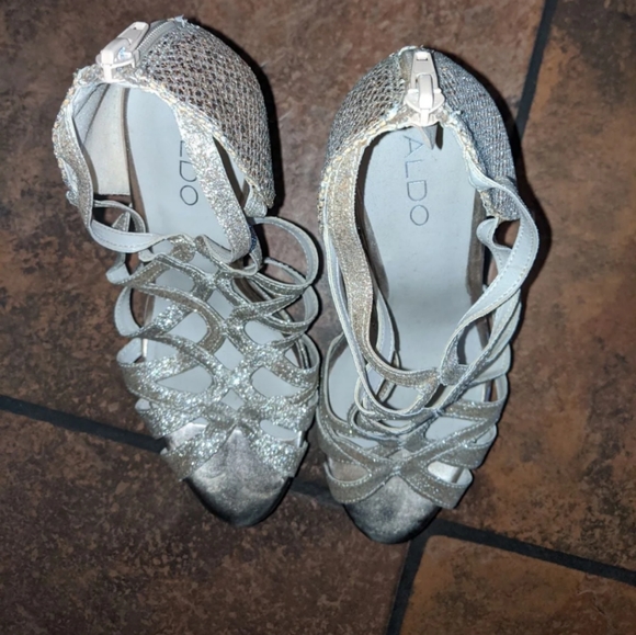 ALDO size 7.5 gold heels - Picture 5 of 7